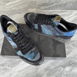 Valentino Rockrunners  - Säljer ett par Valentino Rockrunner som inte används längre. Det ör inget fel på dom, hela samt inga slitningar. Boxen ingår inte men jag har 2 valentino dustbags man får med 