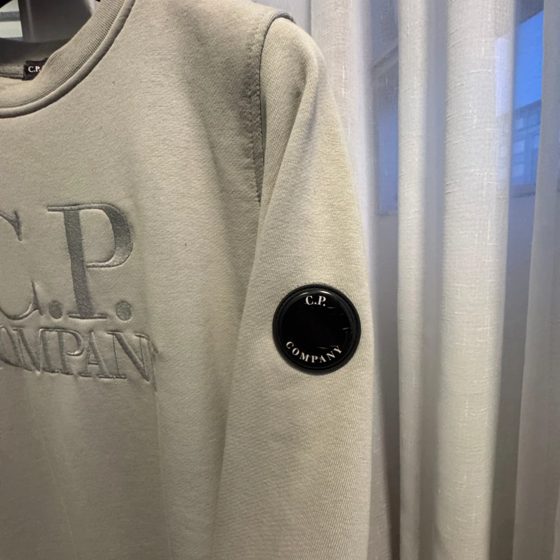 Ljusgrå sweatshirt från C.P. Company - 2