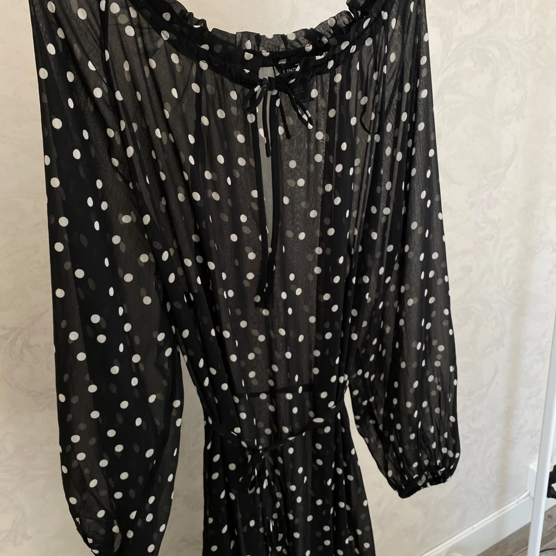 Svart prickig långklänning från Lindex