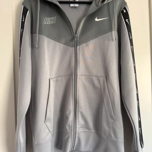 Grå zip-hoodie från Nike - Lite använd men jättebra skick 