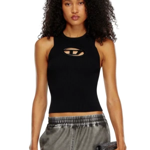 Svart ribbad linnetopp från Diesel - Svart ribbad linnetopp från Diesel med ett unikt utskuret detalj och logga framtill. Toppen är ärmlös och har en tight passform, perfekt för att skapa en cool och trendig look.