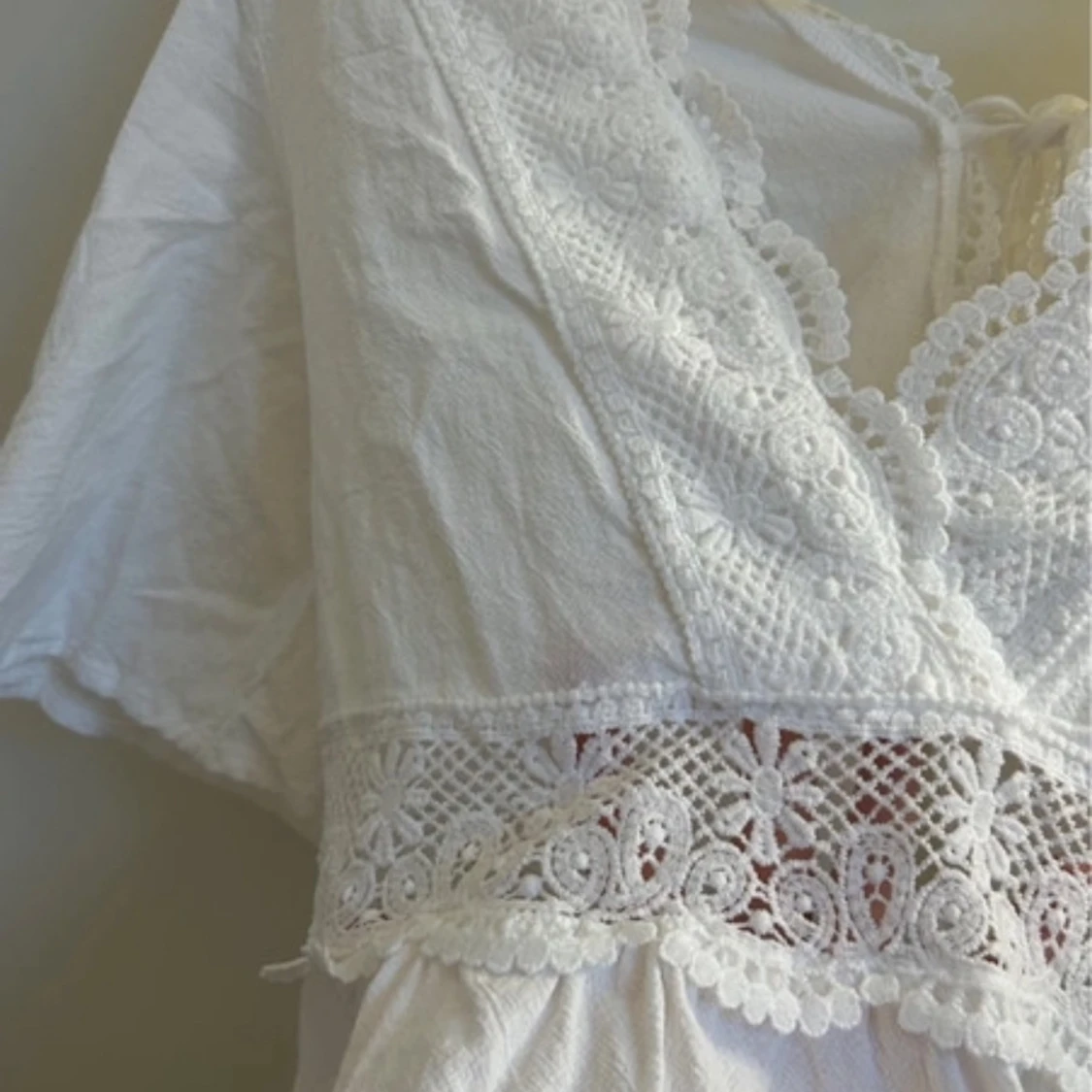 Vit kortklänning med spets och v-ringning - 1