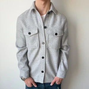 Overshirt - Extremt snygg och stilren overshirt | Skick - 10/10 | Nypris - ca 900kr | Strl - S (fits M) | För ytterligare frågor är det bara att skriva 🗣️