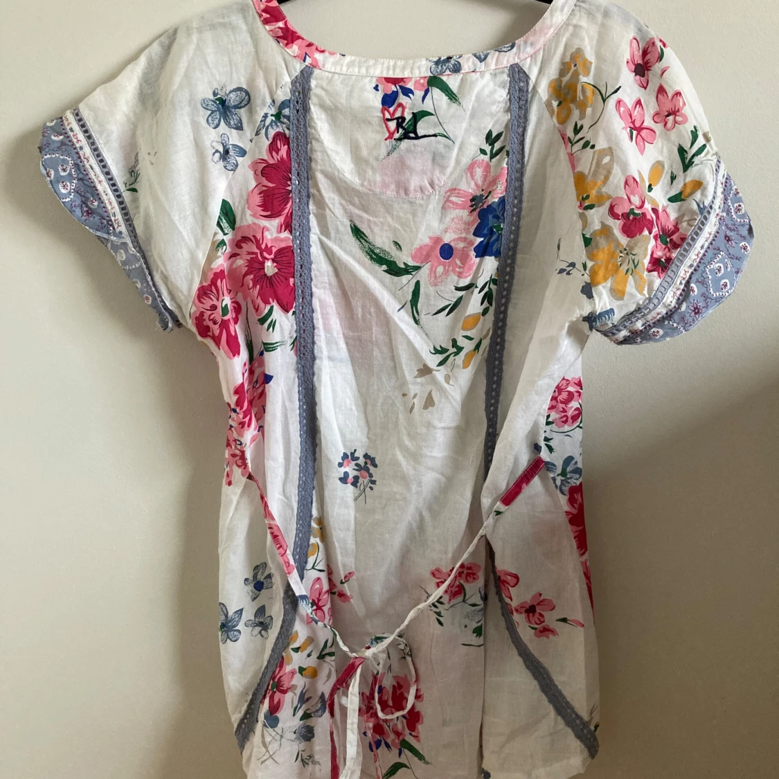 Vit blommig blus med knappar och knytband - 3