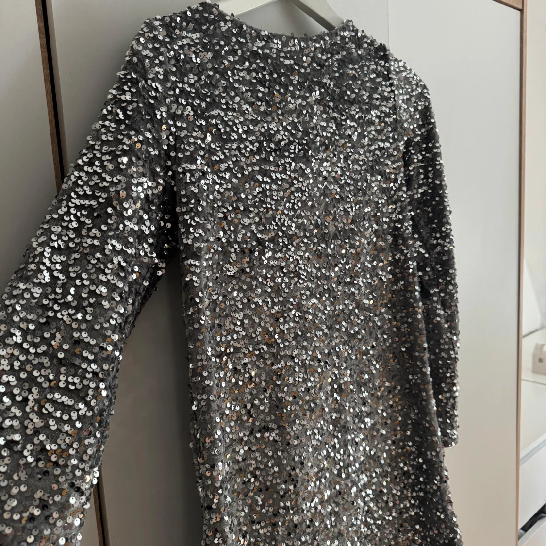 Glittrig silverklänning med rosett - 1