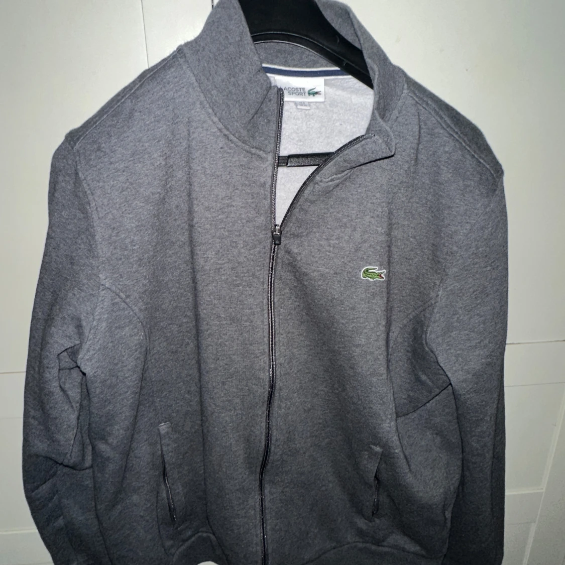 Grå zip-jacka från Lacoste