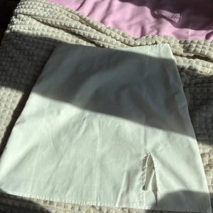 Vit kortkjol med slits från SHEIN - Snygg vit kortkjol från SHEIN med en liten slits framtill, skriv vid frågor💞