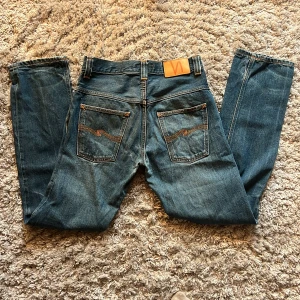 Nudie Even Steven - Säljer dessa riktigt snygga Nudie jeansen i modellen Even Steven som har en rak passform. De är i bra skick, inga defekter och är i storlek 29/32. Bara att skriva över frågor och funderingar.