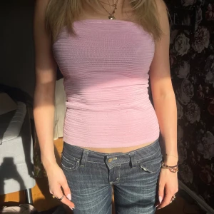 Ljusrosa ribbad tubtopp - Säljer en ljusrosa ribbad tubtopp från gina tricot i storlek s 🥰