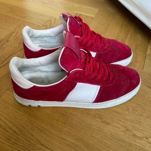Röda Valentino Flycrew - Säljer ett par Valentino flycrew i bra skick || de är i storlek 40 men passar något större || de förekommer lite fläckar i mockan samt så har sulan blivit lite röd från mockan || det saknas 6 nitar men kan skicka med extra nitar ( ej orginal) || tveka inte på att höra av dig vid minsta fråga eller fundering