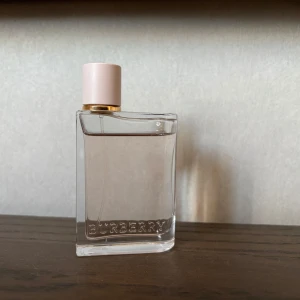 Burberry Her  parfym  45/50ml - En Burberry-Her parfym.  Denna parfym påminner om den slutsålda och uppskattade Escada - Cherry in the air.