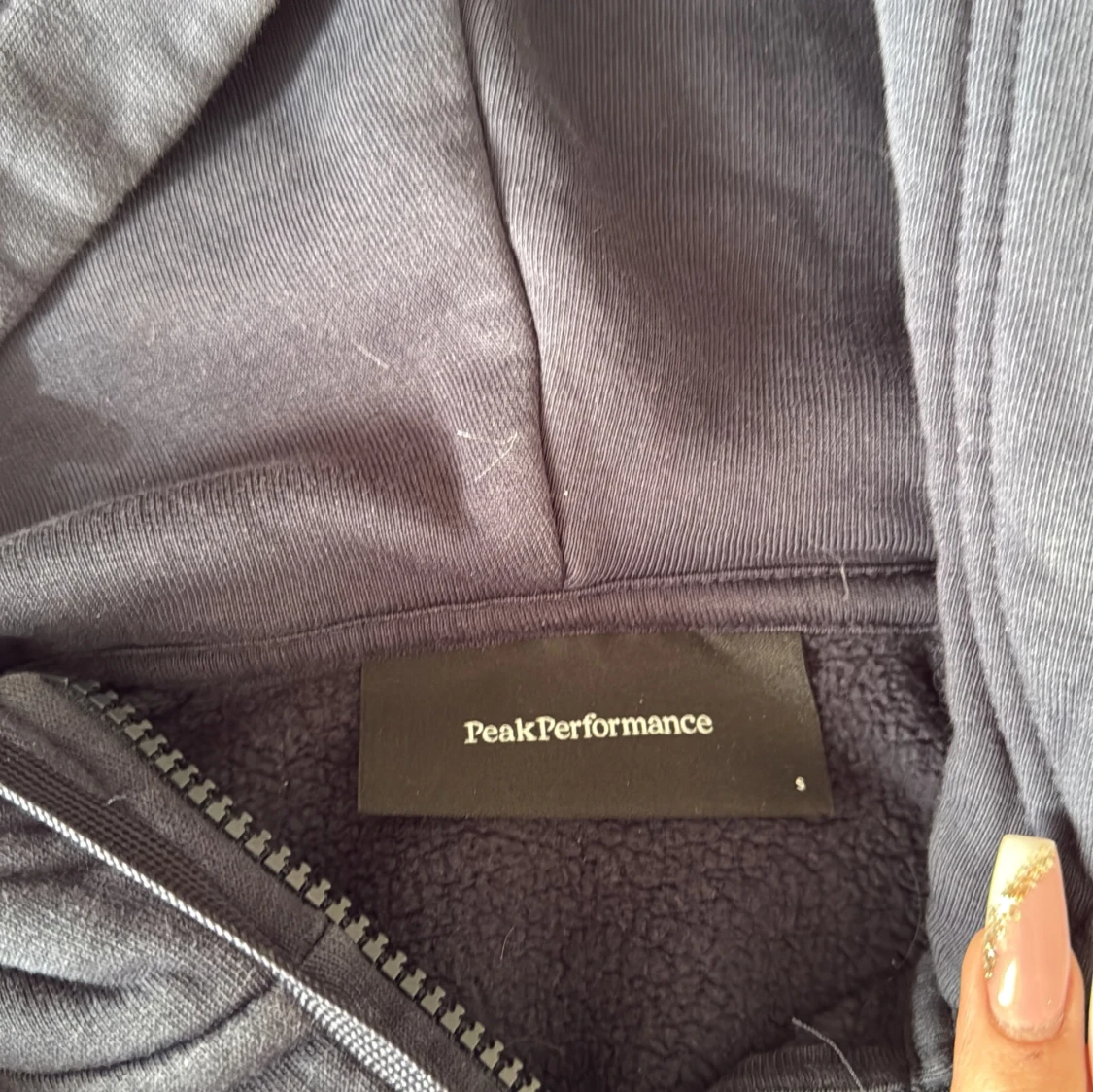 Mörkgrå hoodie med dragkedja från Peak Performance - 1