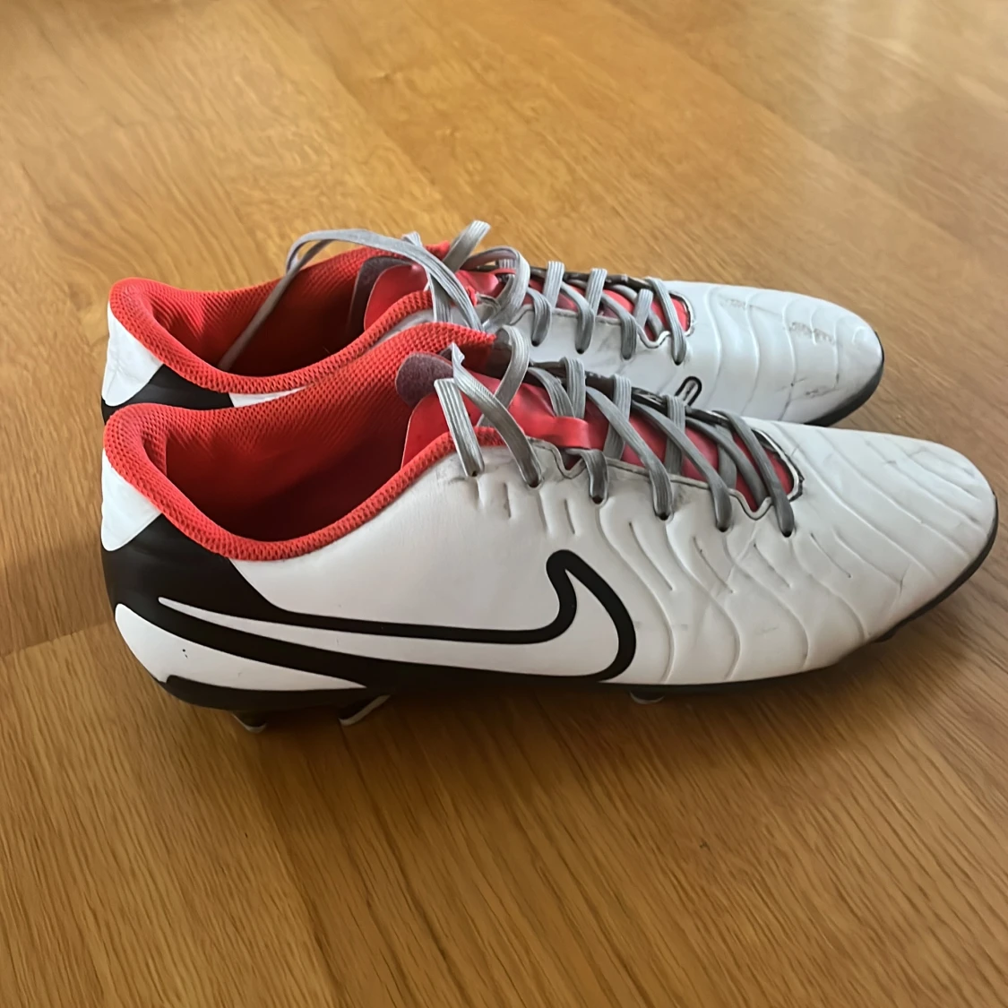 Nike fotbollsskor i vitt och svart - 4