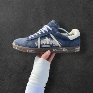 Premiata skor - Snygga grå sneakers från Premiata med en unik design och broderade detaljer. Skorna har en rund tå och snörning framtill. Perfekta för en stilren look.inga tydliga tecken alls på användning,  vita skosnören för en mer stilren look! Våga hör av dig vid minsta lilla fråga eller prisförslag! Passar nog 43
