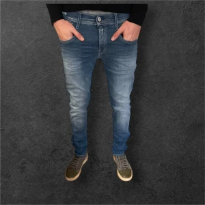 Replay anbass - Replay anbass helt nya mycket sällsynta||storleken är 30 34 och modellen är 187cm||Ny pris 2039:- mitt pris 799:-||Pris kan diskuteras, ställ gärna frågor!