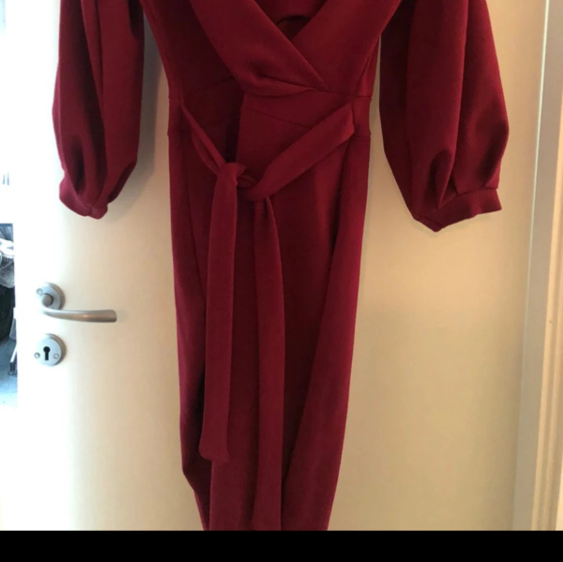 Vinröd omlottklänning från Boohoo Night - 4