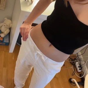 Vita Linnebyxor - Snygga linnebyxor till sommar!💕säljer pga för korta för mig ! Byxorna är i stl 146/152 , tveka inte på o ställa frågor! Pris kan diskuteras vid snabb affär⭐️dem är helt nya utan prislapp!