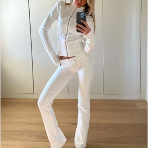 Vita mjukisbyxor NELLY - Säljer nu mina vita trendiga mjukisbyxor från NELLY! Storlek S och är använda bara 2 gånger 🦢De är helt slutsålda och har inte varit inne i lager på länge 🤍