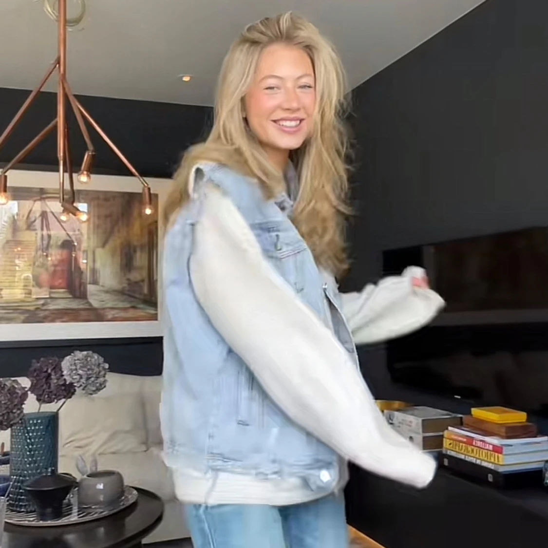 Ljusblå jeansväst med slitna detaljer - 2