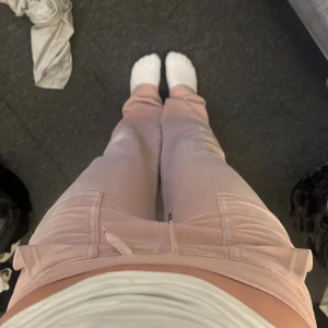 Rosa mjukisbyxor från Juicy Couture - Säljer ett par ljusrosa mjukisbyxor från Juicy Couture💗