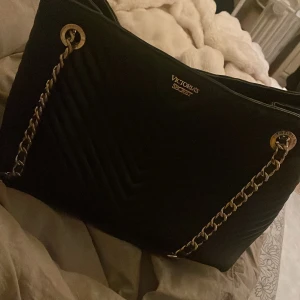 Svart axelväska från Victoria's Secret - Svart axelväska från Victoria Secret som är köpt för 900kr