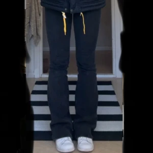 Jeans - skit snygga jeans ifrån Lager 157 storlek xs full lenght, skit snygg passform och ”lägger” sig väldigt fint vid skon. lite trasiga längst ner men inget som stör, skriv för fler bilder💕