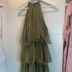 Grön volangklänning  - Jättefin grön klänning. Aldrig använd