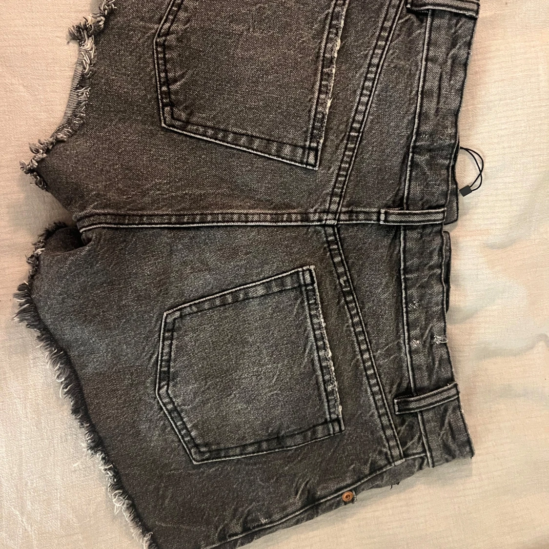 Grå jeansshorts med slitningar från ZARA - 2