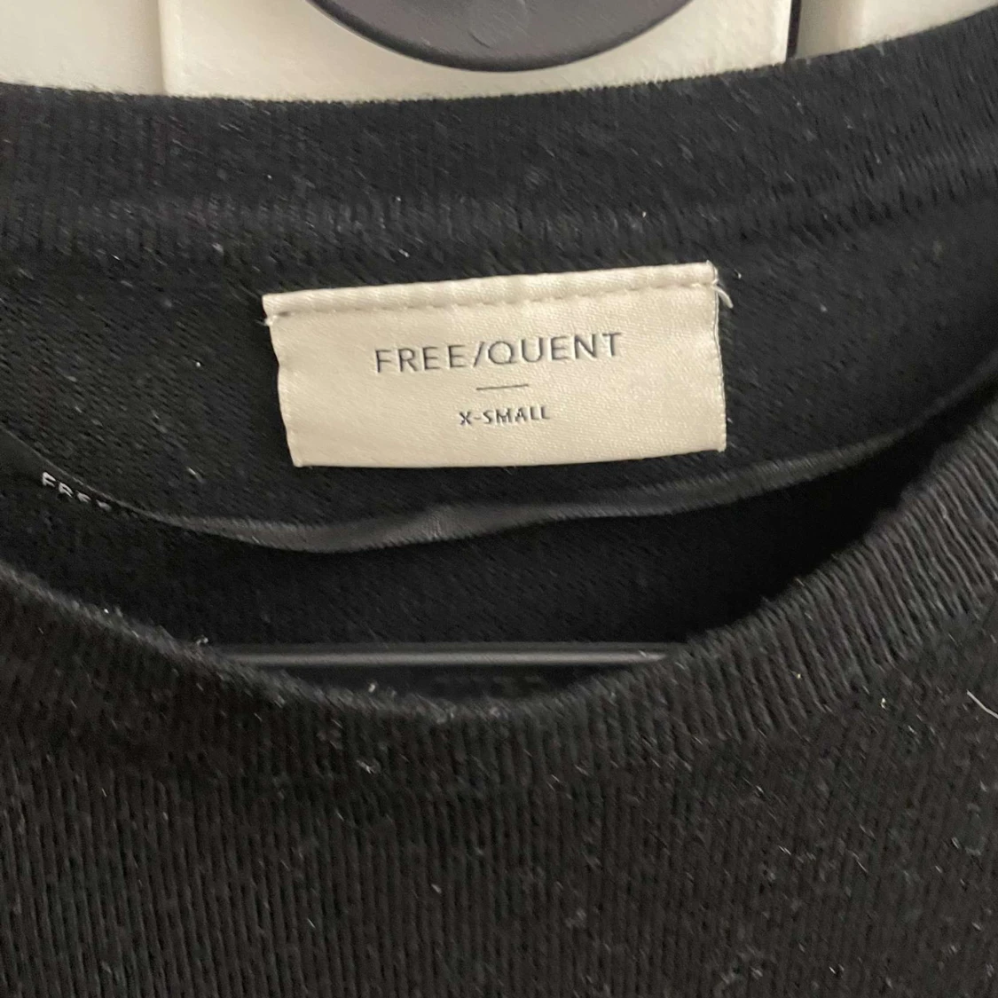 Svart tröja med knappar från Freequent - 3