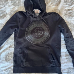 Svart hoodie från Guess  - Säljer en svart hoodie från Guess, storlek S (man), hoodien är i nyskick, ordinarie pris 79euro 🤍