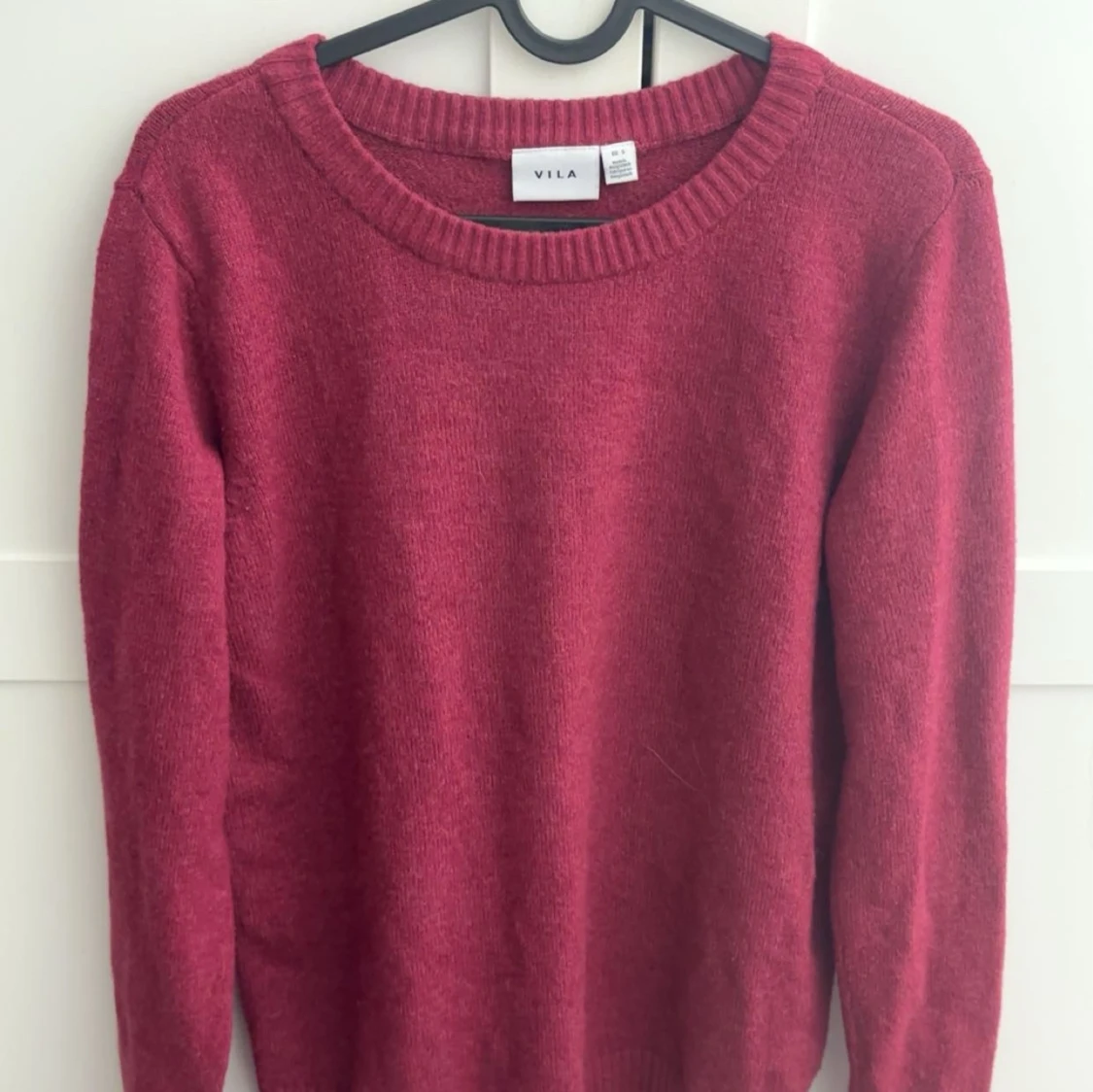 Vinröd stickad tröja från Vila - 1
