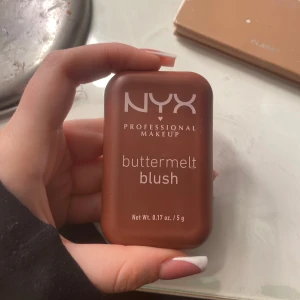 NYX buttermelt blush - NYX buttermelt blush i en varm, brunrosa nyans, bra pigment. Enbart testad en gång med en ren sminkborste. Säljer då det inte riktigt var min färg💕 nypris 149kr