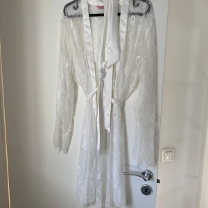 Morgonrock - Morgonrock från hunkemöller i spets.