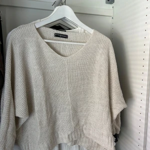 Beige stickad tröja  - Säljer en beige stickad tröja med lite kortare ärmar typ tre kvarts med v-ringning. Enkel och stilren design som passar till mycket. Skriv gärna vid frågor!