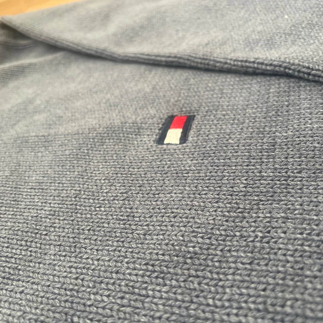 Blå stickad tröja från Tommy Hilfiger - 1