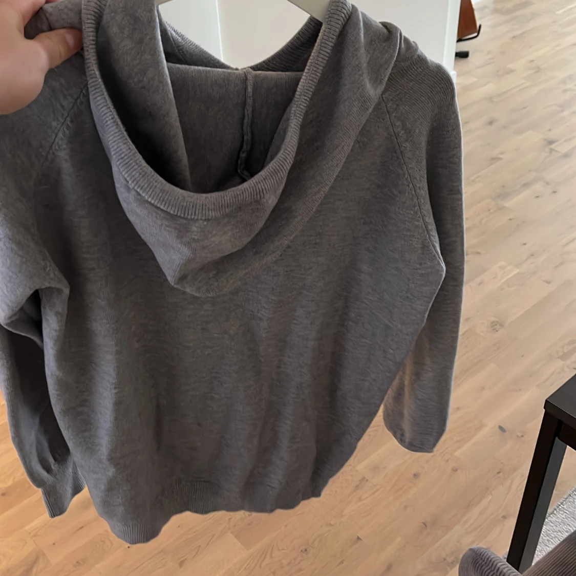 Grå stickad hoodie - 1