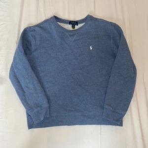 Polo Ralph Lauren sweatshirt - Säljer en Ralp Lauren sweatshirt i storlek 14-16 år. Skulle säga den passar från 150-160cm. Den är i riktigt bra skick och inga defekter.