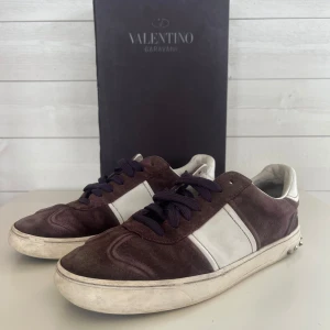 Valentino Garavani sneakers i mocka - Valentino Flycrews| Skick: 7/10 Storlek:41/42 Hör av er vid minsta fundering! 