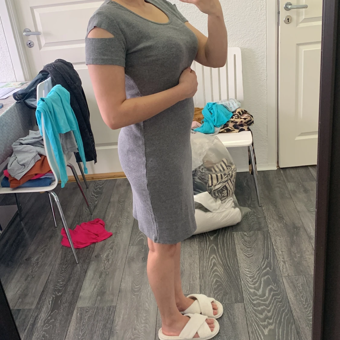 Grå tight klänning med cut out-detaljer - 1