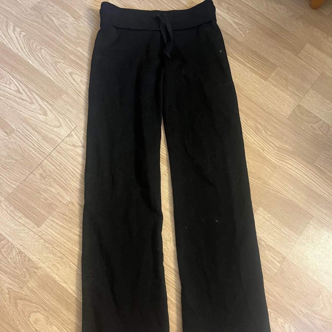 Svarta mjukisbyxor med knyt i midjan - 1