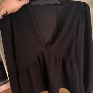 Svart blus - Jätte söt o skön blus, knappt använt