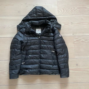 Moncler Puffer - Tjena, säljer denna feta Moncler Jacka! Storlek S. Den är i okej skick med tre små lagningar vilket ni ser på sista bilden, men man ser ej lagningarna vid användning. Hör av er vid frågor eller funderingar!