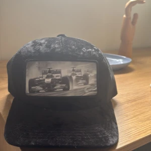 Svart keps med Formel 1-motiv - En svart Velvet keps skön till sommaren 