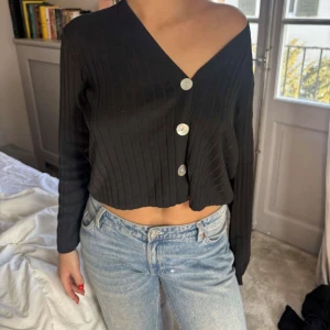 Kofta från H&M - Supersnygg ribbstickad kofta från H&M!