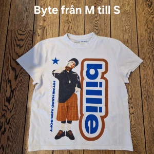 Billie Eilish t-shirt - T-shirt i storlek M köpt på Billie Eilish konserten 23/4. Söker någon som har en likadan och vill byta från storlek S till M då den var alldeles för stor för mig. Kan mötas upp i Stockholm. Hör av dig vid intresse!🥹🫶