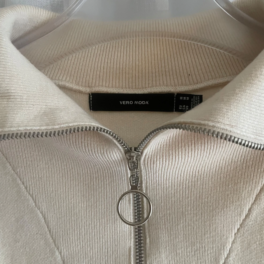 Beige stickad tröja med dragkedja från Vero Moda - 1