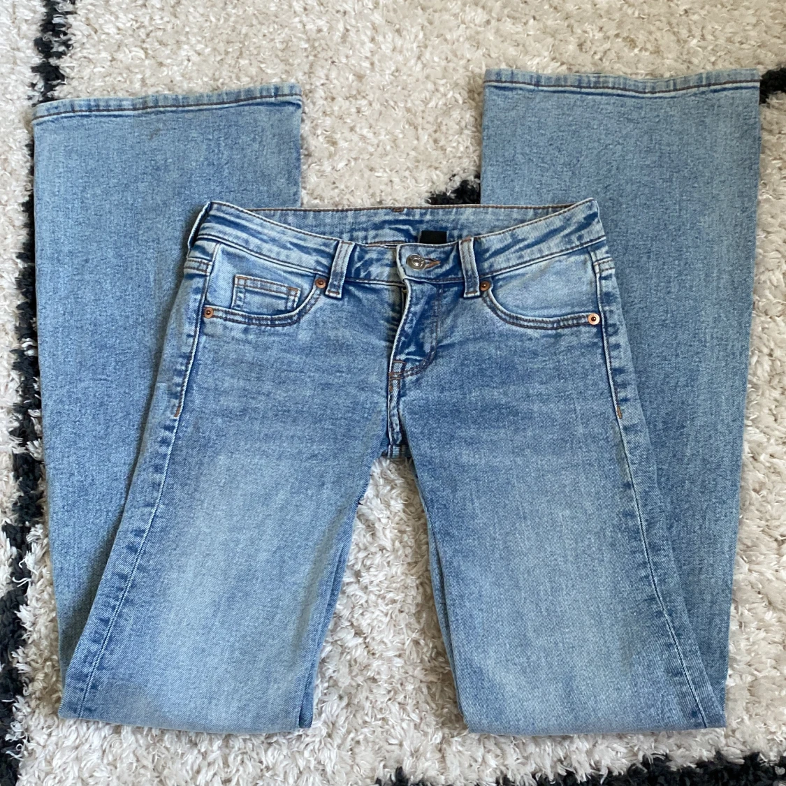 Ljusblå bootcut jeans