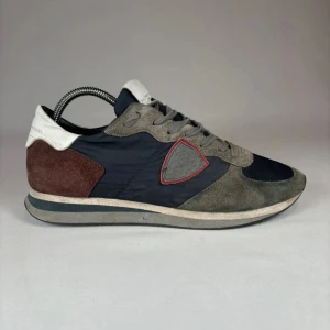 PHILIPPE MODEL TRPZ - PHILIPPE MODEL TRPZ storlek 42 passar 43 hör av dig vid funderingar!