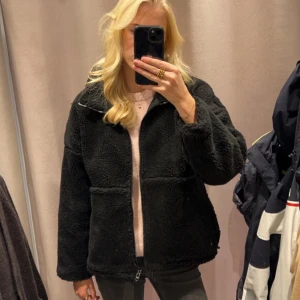 Svart teddyjacka - En svart Teddy jacka från Carin wester. I storlek S men är lite större i storleken. Använd fåtal gånger och ser helt ny ut. Ny pris är 800 och den finns inte att köpa längre💗