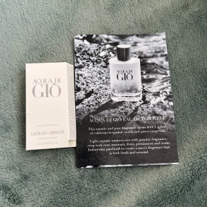 Acqua di Giò Eau de Toilette herrparfym 1,2 ml - Fräsch och maskulin doft från Giorgio Armani, Acqua di Giò. Parfymen kommer i en liten sprayflaska på 1,2 ml, perfekt som prov eller för resan. Doften har inslag av bergamott, neroli och grön mandarin.
